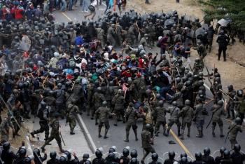 Autoridades de Guatemala frenan con violencia caravana migrante