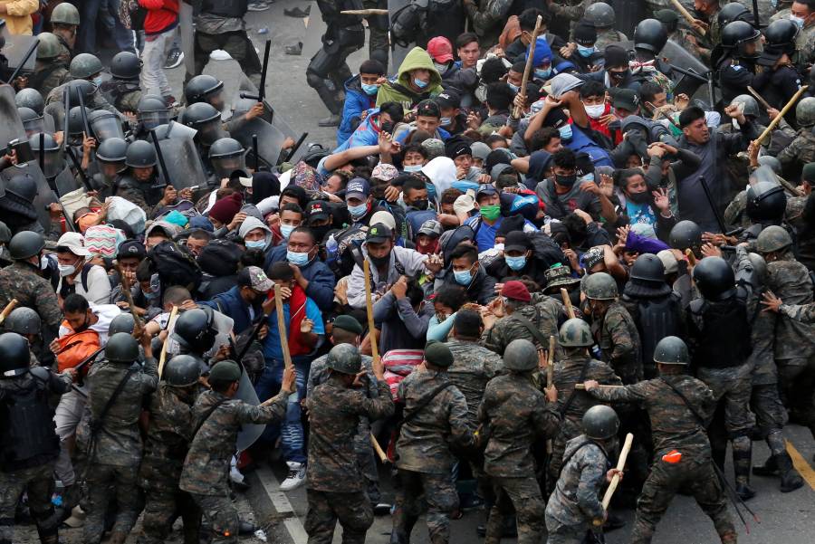 Con palos y gas, Guatemala detiene caravana migrante