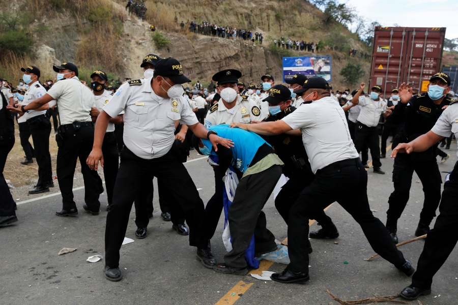 A golpes, dispersa Guatemala  caravana migrante