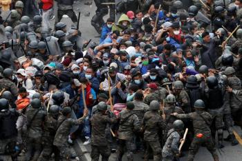 Con palos y gas, Guatemala detiene caravana migrante