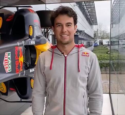 “Checo” Pérez ya luce como nuevo piloto de Red Bull