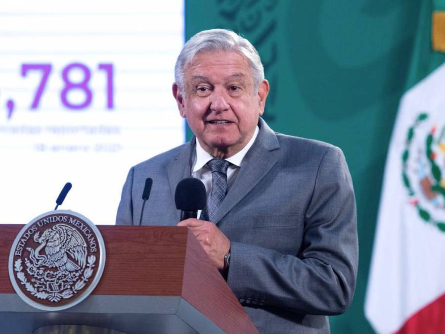 AMLO contempla vacunarse durante una de sus conferencias mañaneras