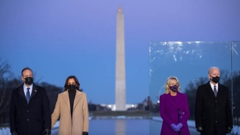 Biden y Harris rinden homenaje a las v&iacute;ctimas de Covid-19
