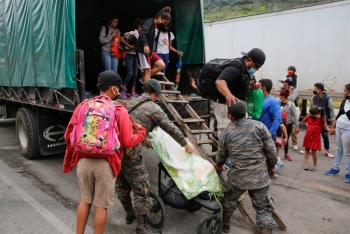 Guatemala sigue retornando migrantes de caravana a frontera con Honduras