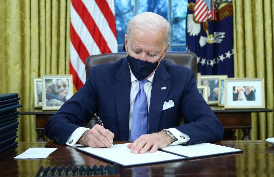 Biden firma el regreso de EEUU al acuerdo de Par&iacute;s; revoca permiso sobre oleoducto Keystone XL
