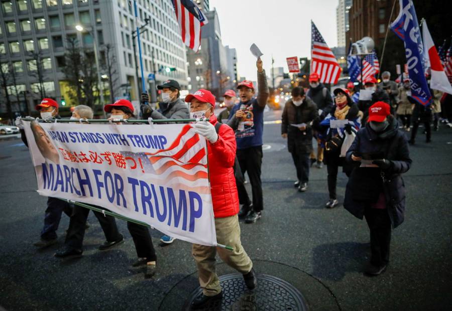 Simpatizantes de Trump se manifiestan en Tokio previo a investidura de Biden