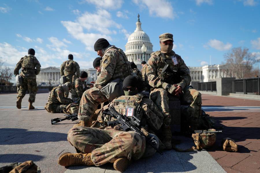 Retiran a 2 guardias de investidura de  Biden por nexos con extrema derecha