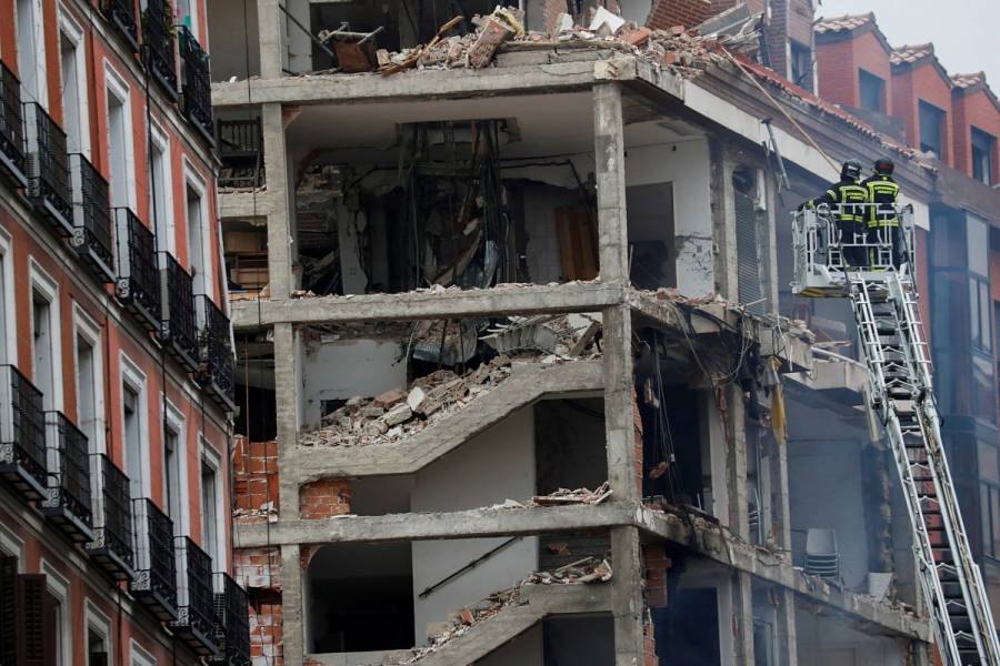 Al menos dos muertos tras derrumbarse un edificio en Madrid por una explosión