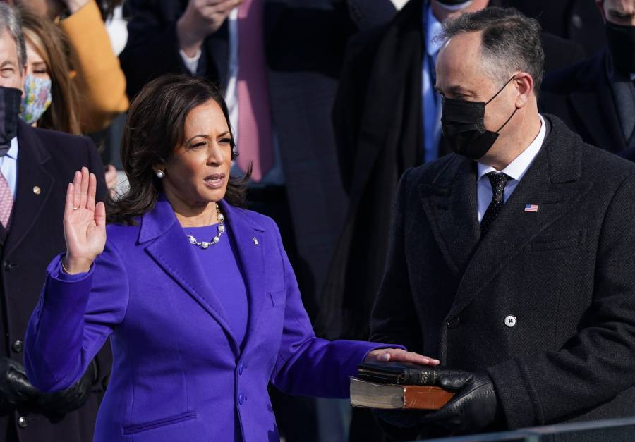 Kamala Harris toma juramento como primera mujer vicepresidenta de EEUU