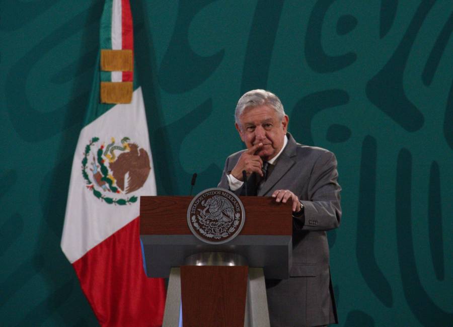 AMLO señala antecedentes de director de Twitter como panista