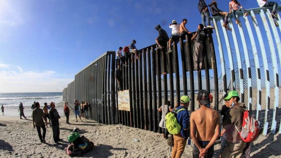 Biden ordena detener la construcción del muro fronterizo