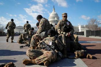 Retiran a 2 guardias de investidura de  Biden por nexos con extrema derecha