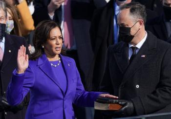 Kamala Harris toma juramento como primera mujer vicepresidenta de EEUU