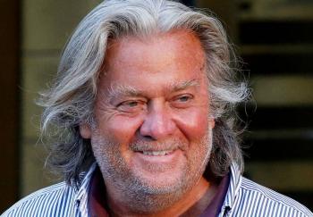 Donald Trump indulta a 73 personas, entre ellas, su exconsejero Steve Bannon