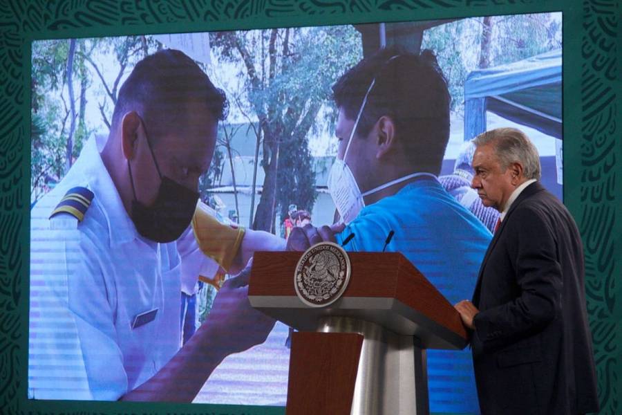 Vacunan a médicos de hospitales privados en campo militar, informa AMLO