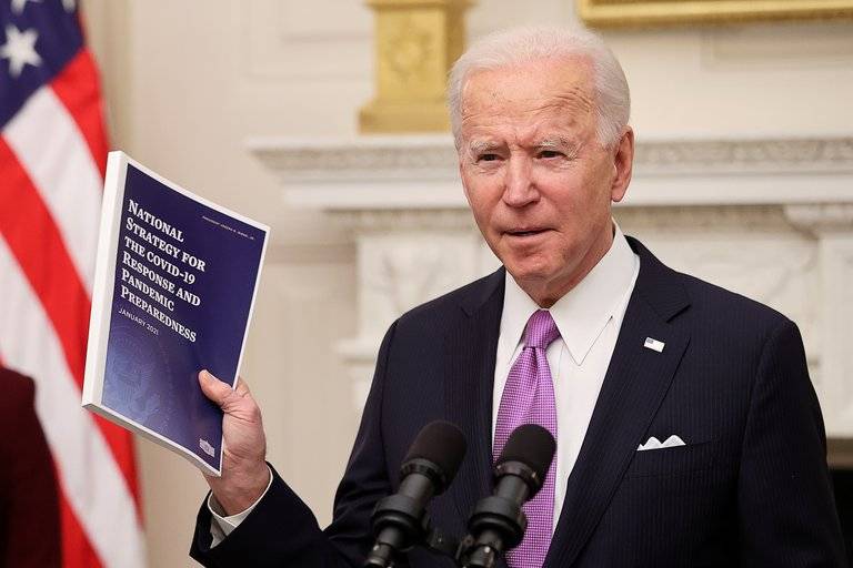 Lanza Biden estrategia contra Covid que incluye cuarentena a pasajeros que lleguen a EE. UU.