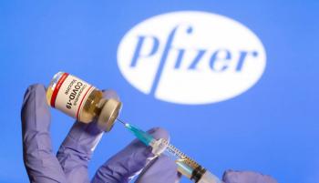Pfizer dice que su vacuna es  eficaz contra la variante brit&aacute;nica