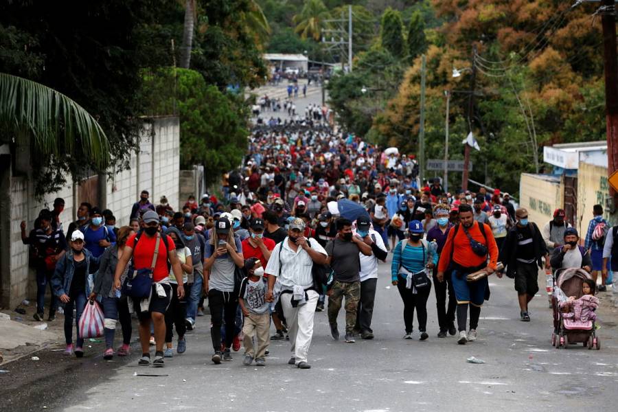 Tras bloqueo de caravana, migrantes hondureños enfurecen contra su presidente