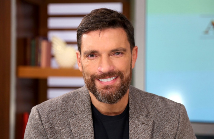 Revela Juli&aacute;n Gil que tiene el Covid-19