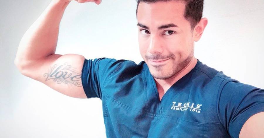 Oftalm&oacute;logo captado en fiesta tras recibir vacuna COVID-19 reaparece y ofrece disculpas