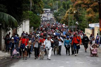 Tras bloqueo de caravana, migrantes hondure&ntilde;os enfurecen contra su presidente