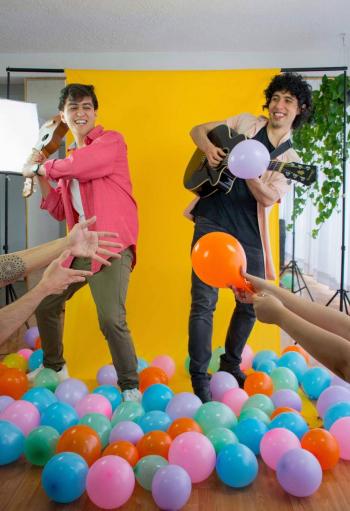Jawli, dos muchachos que hacen “m&uacute;sica de sof&aacute;”