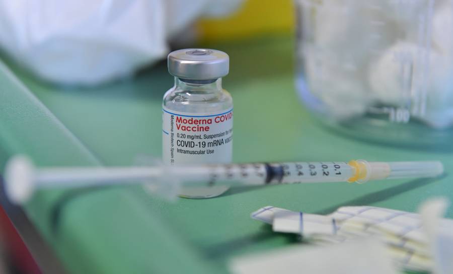 Italia demandará a AstraZeneca  por reducir producción de vacunas