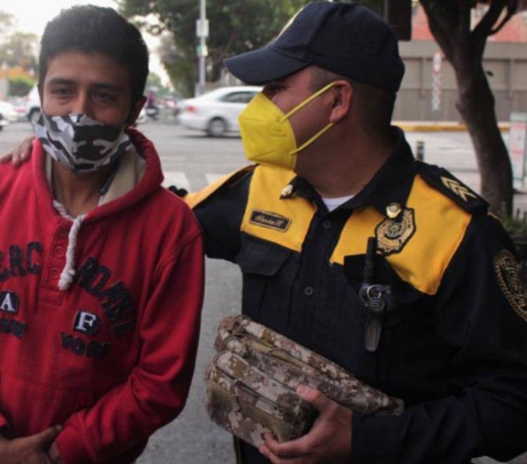 Policía se gana ascenso tras devolver una mochila a su dueño con 30 mil pesos