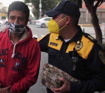 Polic&iacute;a se gana ascenso tras devolver una mochila a su due&ntilde;o con 30 mil pesos