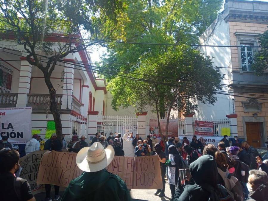 Militantes toman sede de Morena. También protestan feministas
