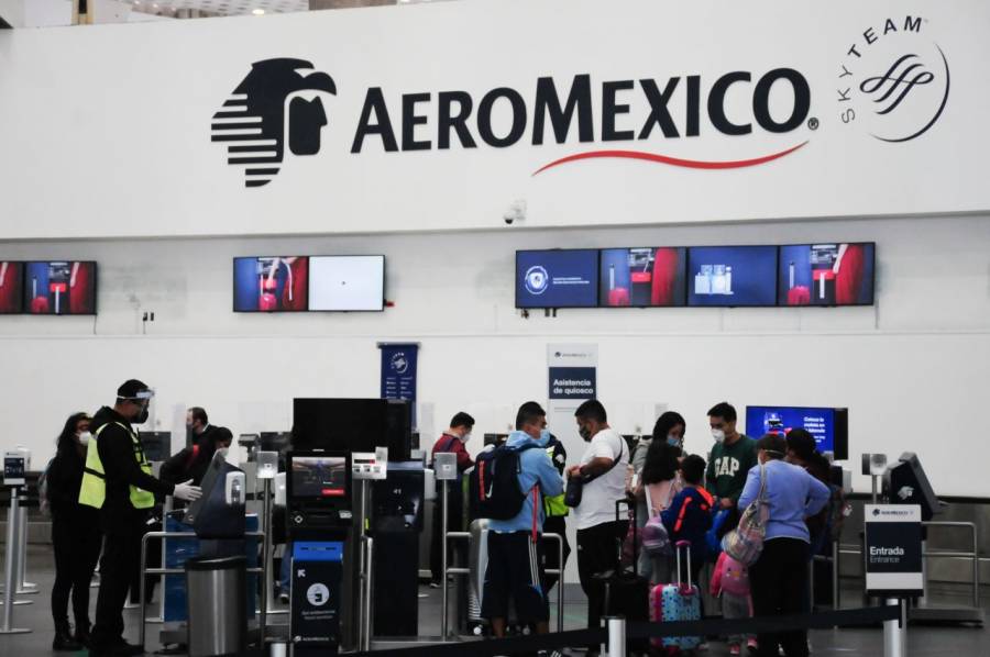 Sobrecargos y pilotos salvan empleos en Aeroméxico