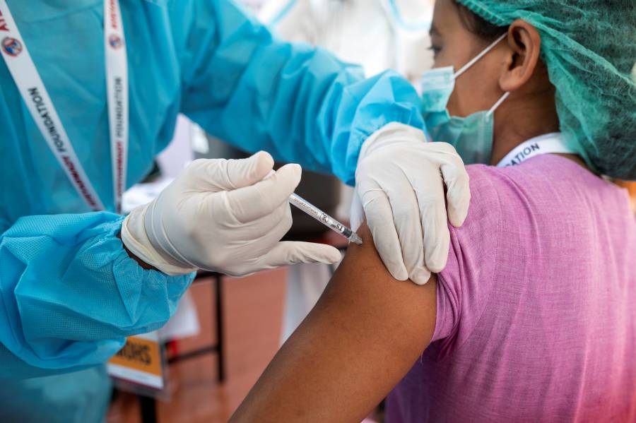 Expertos alemanes recomiendan administrar la vacuna de AstraZeneca solo a menores de 65 años