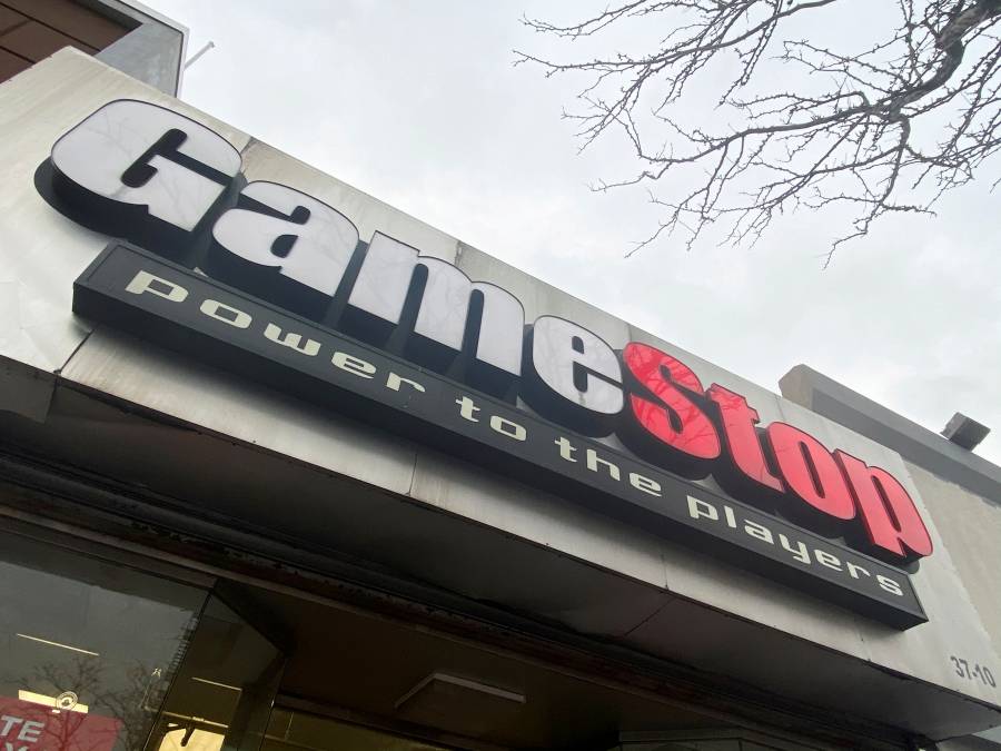 Acciones de GameStop y AMC caen por restricciones a las operaciones en Reddit
