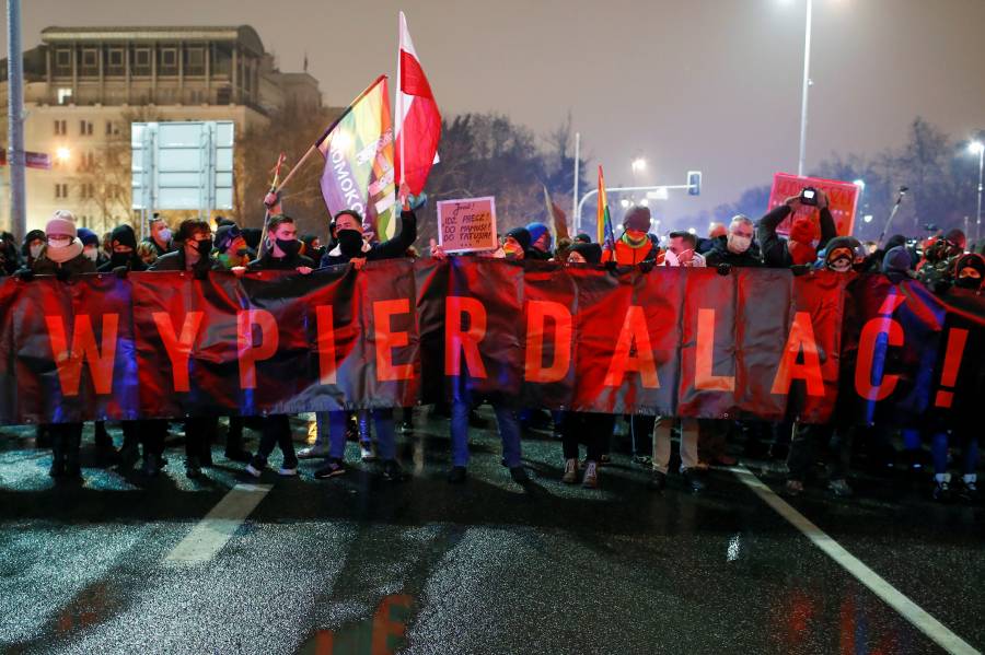 Polonia prohíbe el aborto y desata protestas
