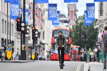 Disputa por las vacunas: UE endurece la supervisi&oacute;n y Londres exige sus dosis