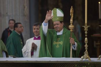 Mejora ante Covid-19 el arzobispo Norberto Rivera, fue desintubado