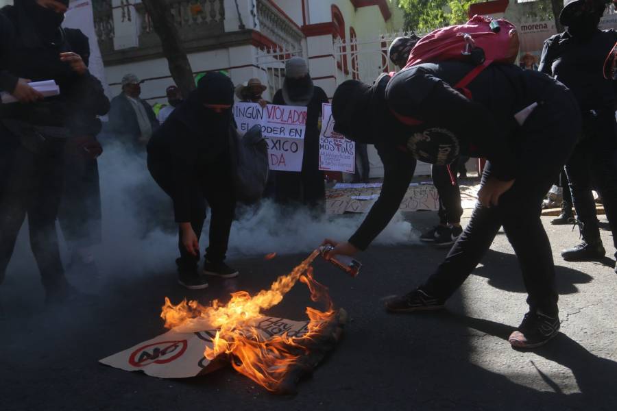 Feministas protestan por candidatura de Salgado