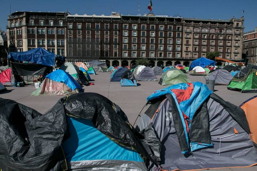 Gobierno de la CDMX retira del Zócalo casas de campaña vacías de FRENAAA