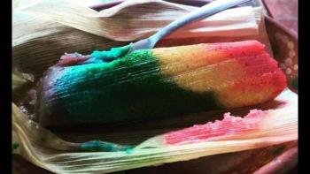 Comunidad LGBT festeja el D&iacute;a de la Candelaria con el tamal de arco&iacute;ris