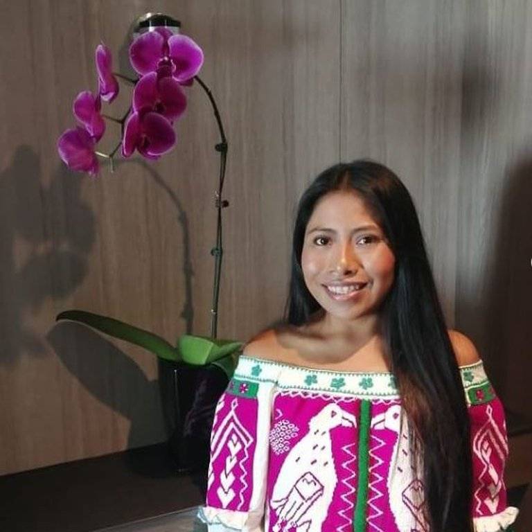 Yalitza Aparicio retorna a sus ra&iacute;ces, con elegante atuendo