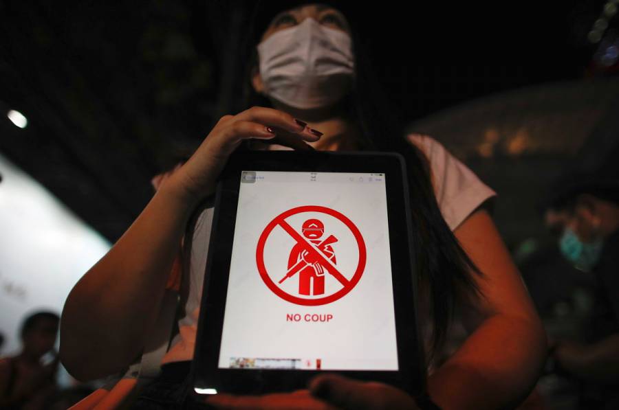 Gobierno militar de Birmania bloquea Facebook mientras crece la oposición al golpe