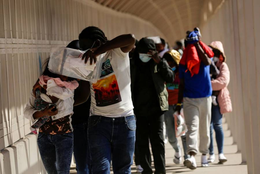 EEUU expulsa a decenas de solicitantes de asilo haitianos a México