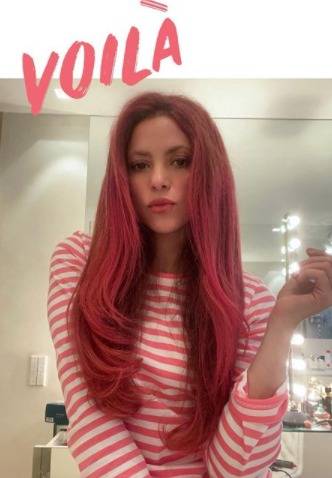 Shakira se cambia el look, luce un pelo rosado