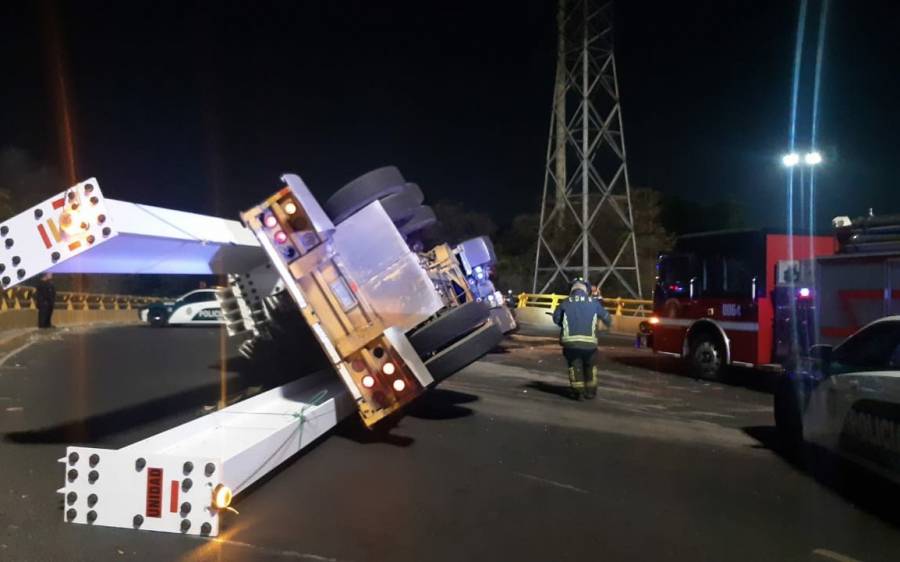 VIDEO: Volcadura de tráiler provoca caos vial en Circuito Interior