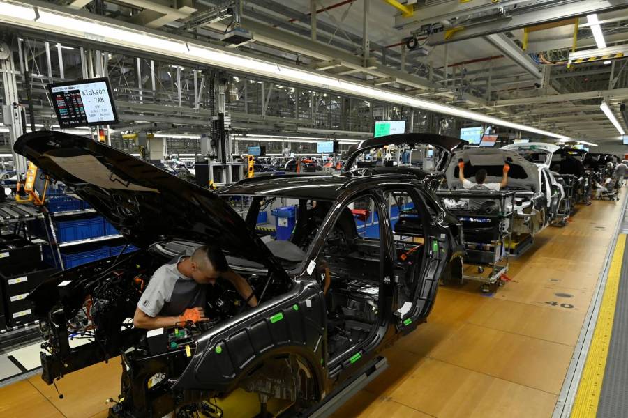 Producción de autos desciende 15% en enero; exportaciones bajan 6.3%