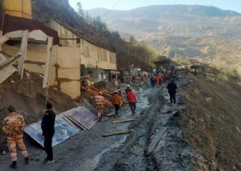 Contin&uacute;a la b&uacute;squeda de desaparecidos tras avalancha en el Himalaya