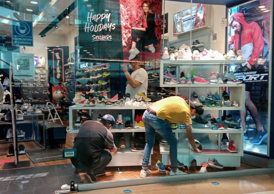 Aún en semáforo rojo, reabren 601 centros comerciales en CDMX