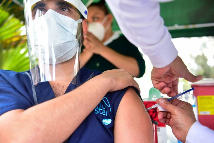 Atrasan aplicación de segunda dosis de vacuna a personal médico