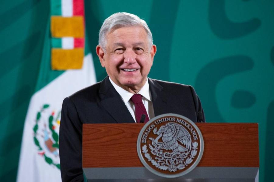 AMLO resalta entrega, sin protestas, de personal hospitalario pese a críticas