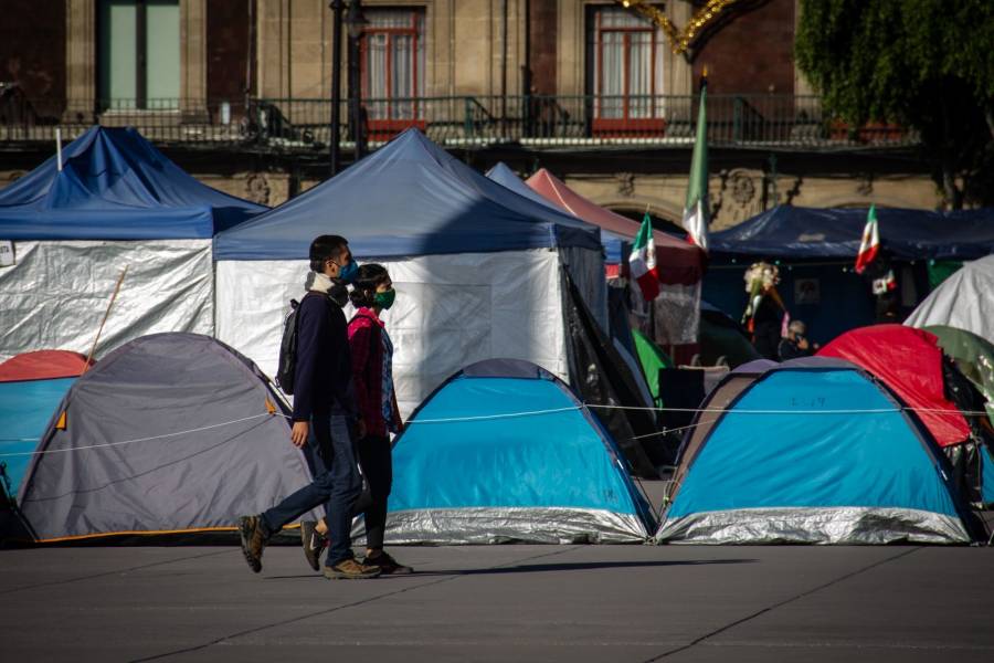 Diversas agrupaciones realizan plantón en el Zócalo capitalino